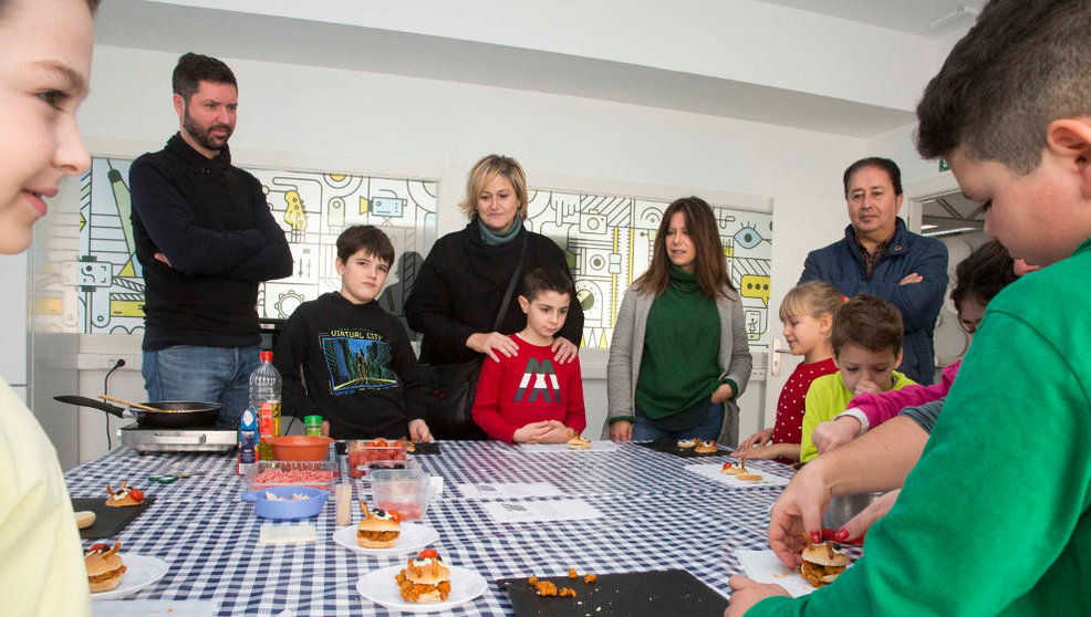 La alcaldesa, Esther Bolado, visita los centros donde se realizan acitividades de ocio para niños