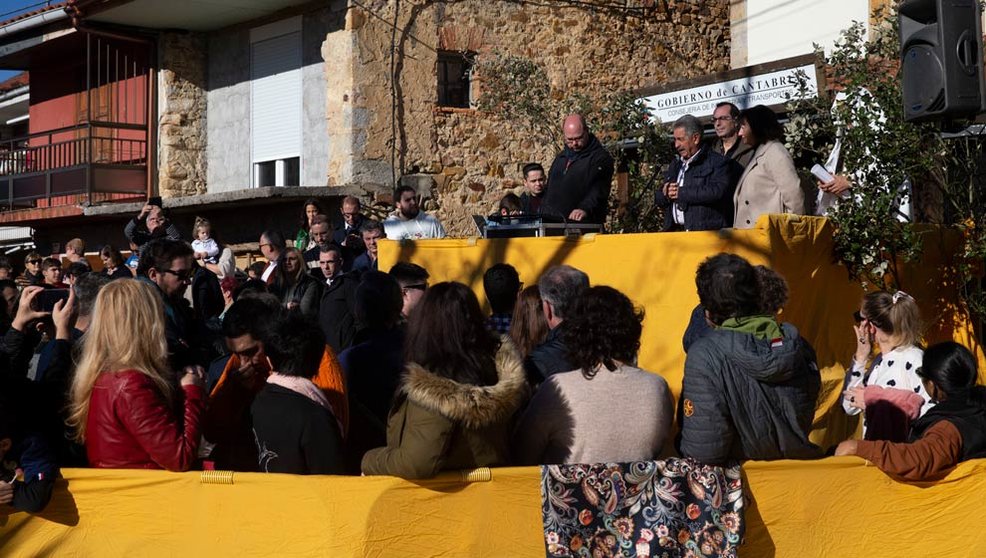 Más de 200 personas participan en la tradicional cabalgata de Seña, a la que ha asistido el presidente de Cantabria, Miguel Ángel Revilla