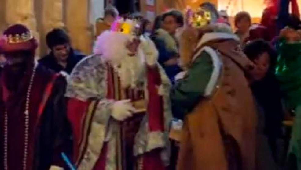 Los Reyes Magos en Sineu no han podido entrar en la parroquia por la negativa de Baltasar
