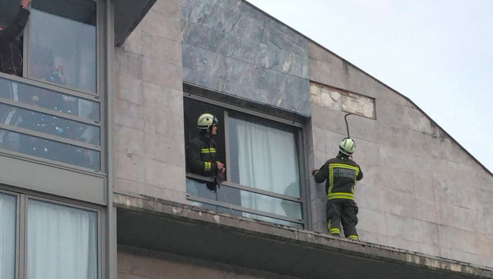Bomberos sanean la fachada afectada por el viento en Sarón | Foto: 112 Cantabria