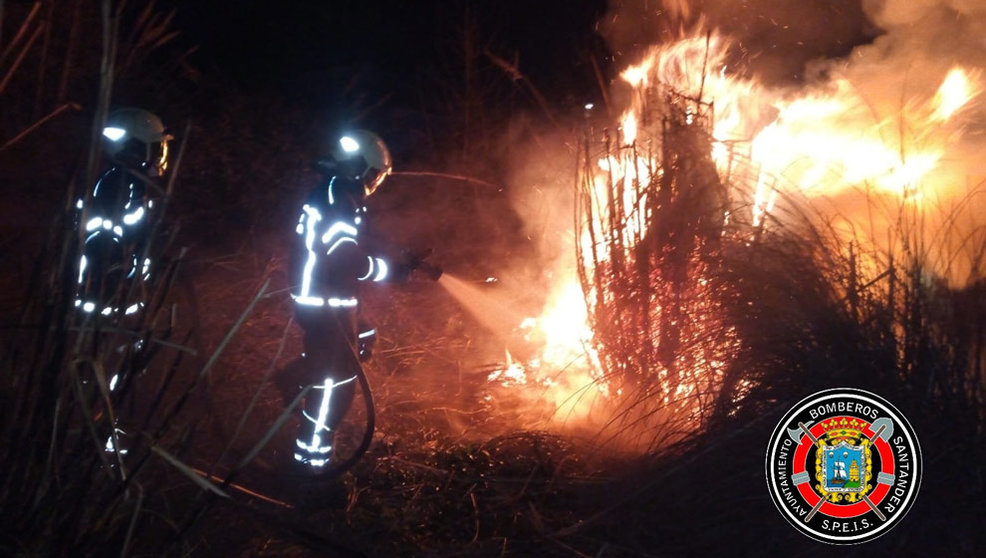 Bomberos de Santander trabajan en la extinción del incendio en la A-8 | Foto: Bomberos de Santander