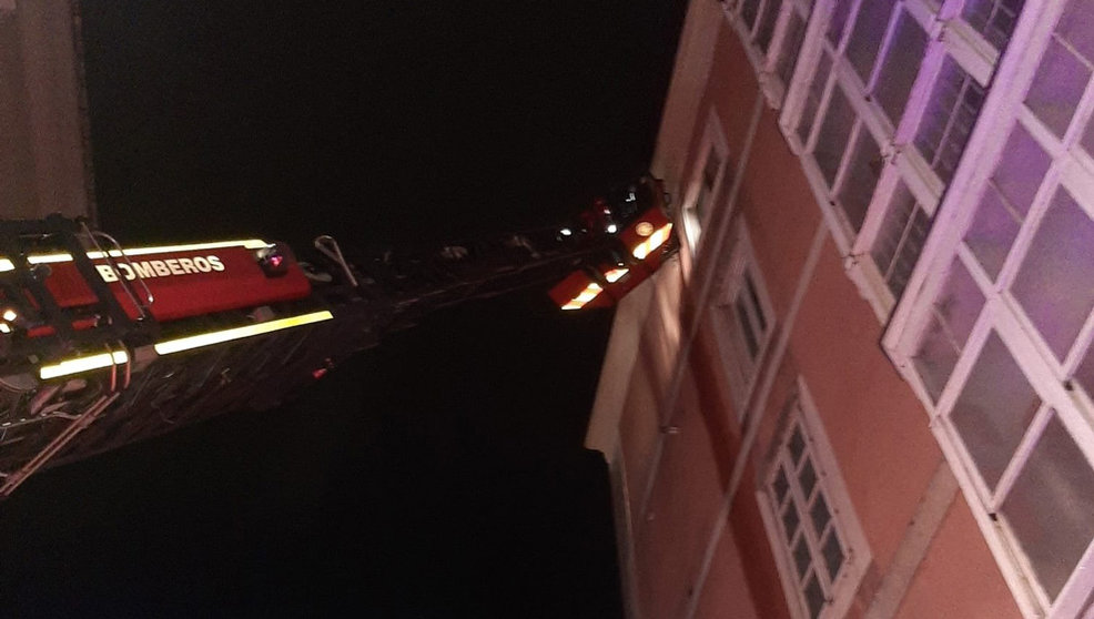 Intervención de los bomberos de Santander en una fachada | Foto: Bomberos de Santander