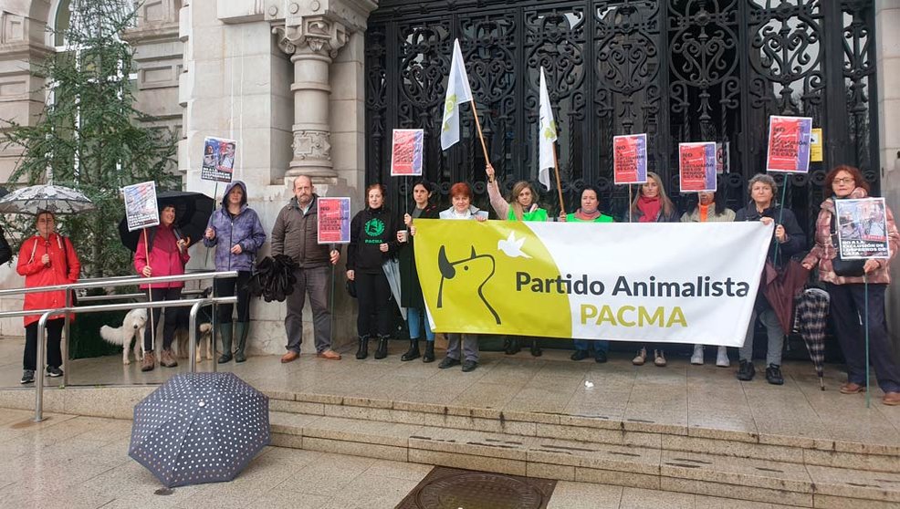 Concentración de Pacma frente al Ayuntamiento de Santander