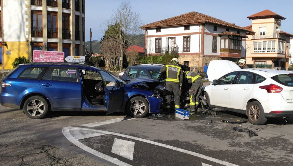 Accidente en el cruce de Santa María de Cayón | Foto: 112 Cantabria