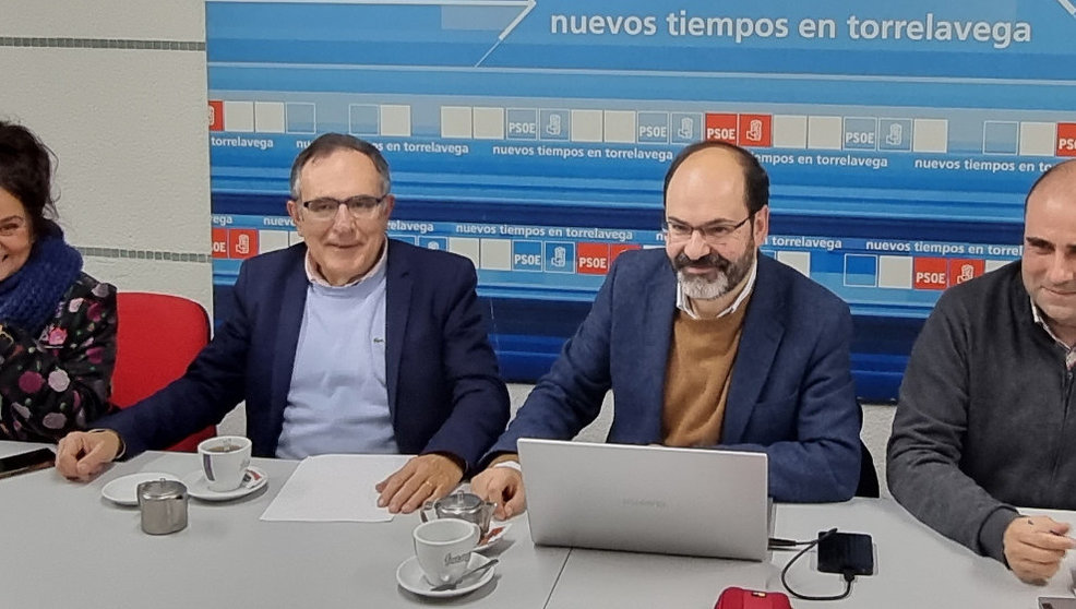 El candidato del PSOE a la Alcaldía de Torrelavega, José Luis Urraca, y miembros de la Ejecutiva municipal del partido