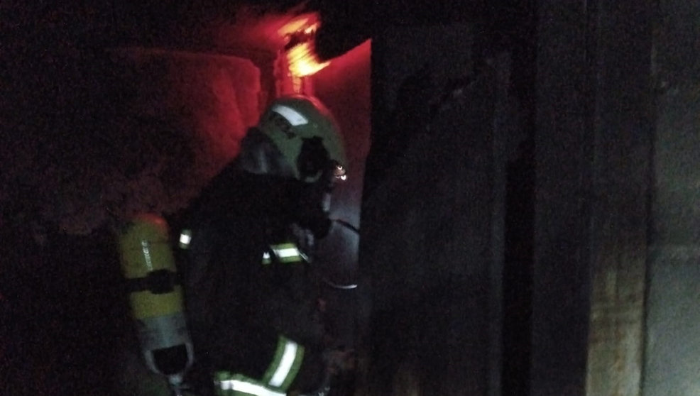 Los bomberos del 112 sofocan el incendio en un trastero de una casa de San Roque de Riomiera
