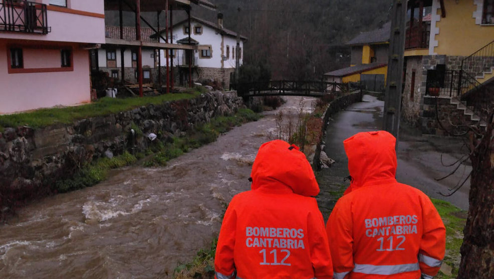 Bomberos del 112 realizan comprobaciones visuales del estado de los ríos | Foto: 112 Cantabria