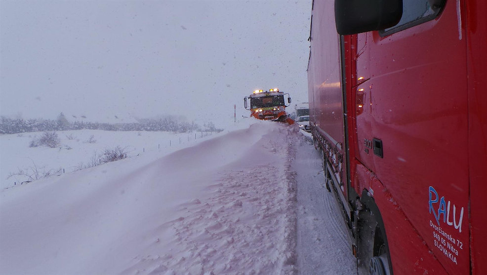 Camiones en la carretera con nieve en Cantabria | Foto: Archivo
