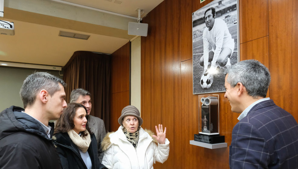 El vicepresidente y consejero de Universidades, Igualdad, Cultura y Deporte, Pablo Zuloaga, descubre la vitrina con el trofeo cedido por la familia de Paco Gento