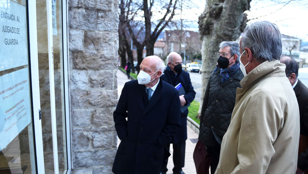 El expresidente de Sniace Blas Mezquita (d), y uno de los excomponentes de la dirección de la empresa Manuel Huerta (i), a su llegada al juicio