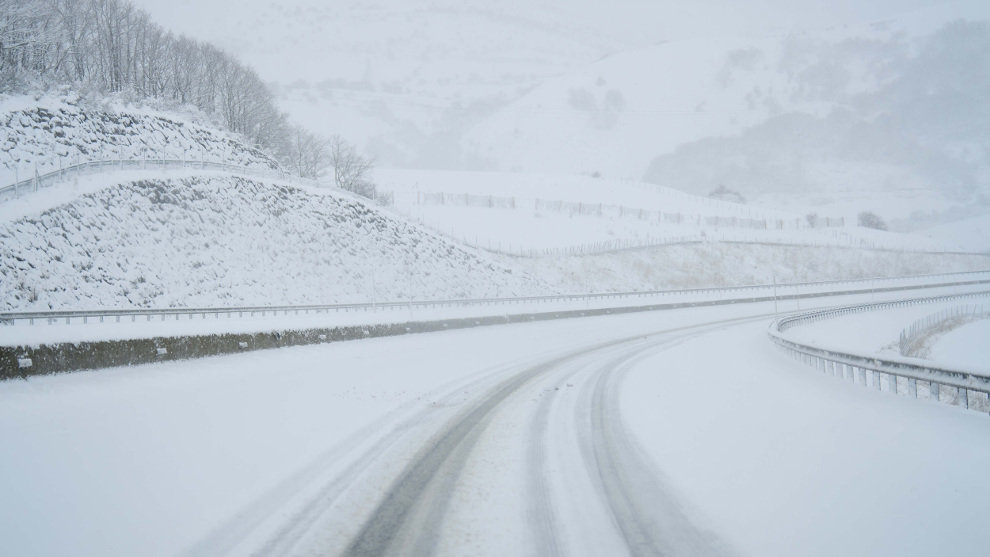 Una carretera cubierta de nieve