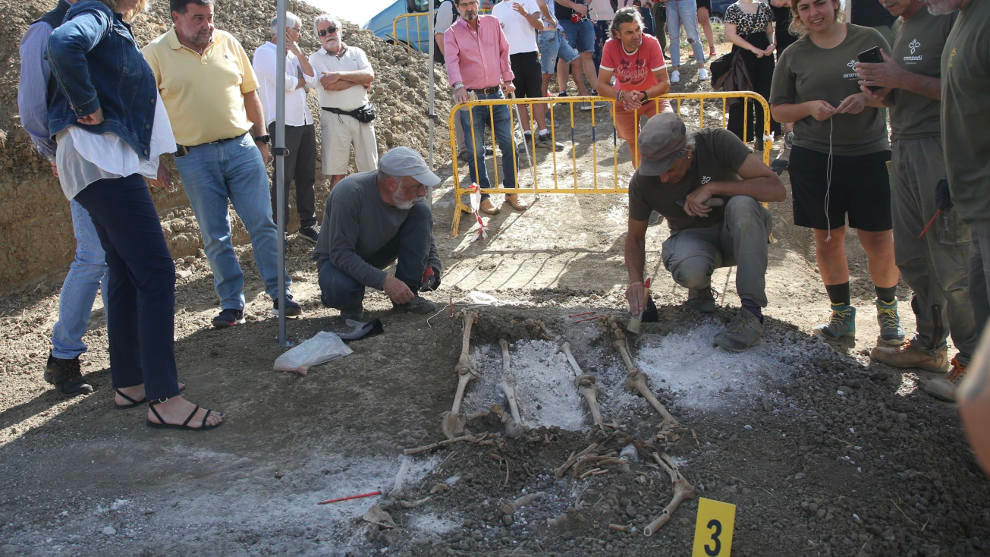 Exhumación de los restos de al menos diez personas encontradas en tres fosas | Foto de archivo