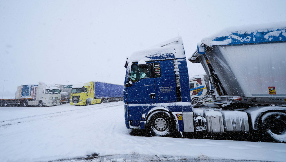 Varios camiones parados por la nieve