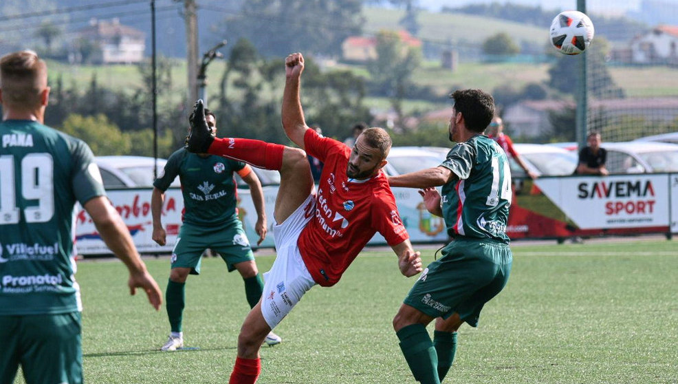 Cañizo entre rivales en el partido Laredo Zamora de la primera vuelta Foto Zamora CF