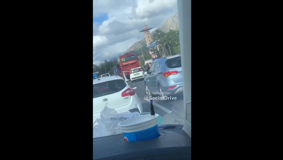 Imagen del vídeo donde los conductores recogen los billetes | Foto: Twitter Social Drive