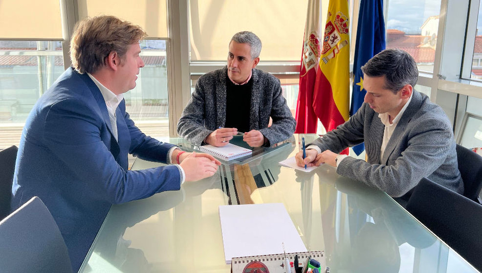 El vicepresidente y consejero de Universidades, Igualdad, Cultura y Deporte, Pablo Zuloaga, se reúne con el alcalde de Reocín, Pablo Diestro