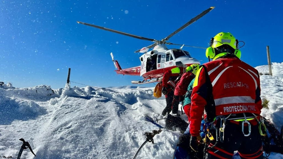 Rescatado en helicóptero un hombre que se rompió la rodilla cuando realizaba una ruta con raquetas en Cabuérniga