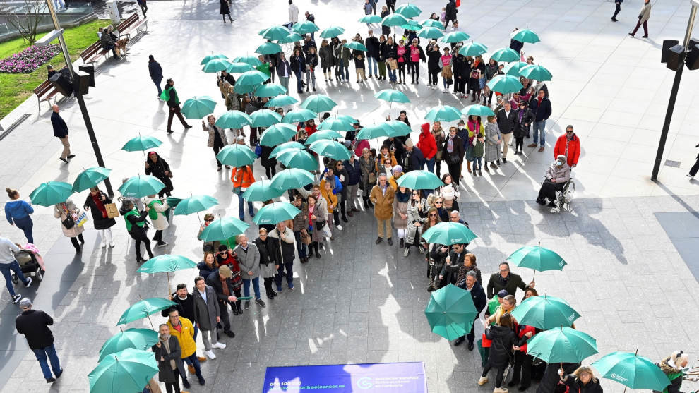 Decenas de personas forman un lazo humano contra el cáncer en la plaza del Ayuntamiento de Santander