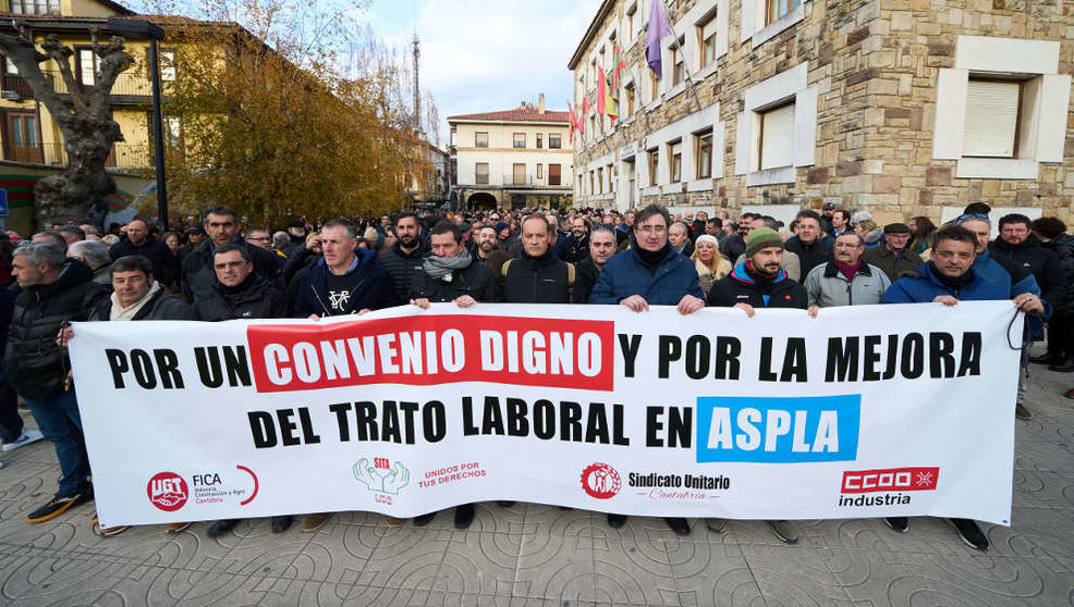 Centenares de trabajadores de la empresa Aspla sostienen pancartas durante una manifestación