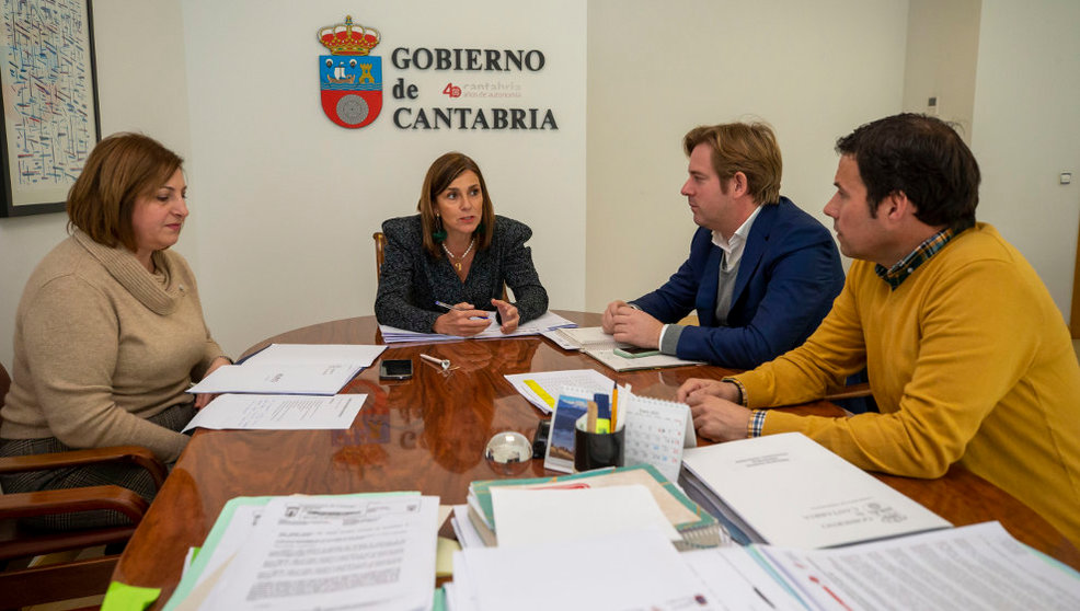 La consejera de Presidencia, Paula Fernández, se reúne con la junta directiva de la Federación de Municipios de Cantabria (FMC), encabezada por su presidente, Pablo Diestro