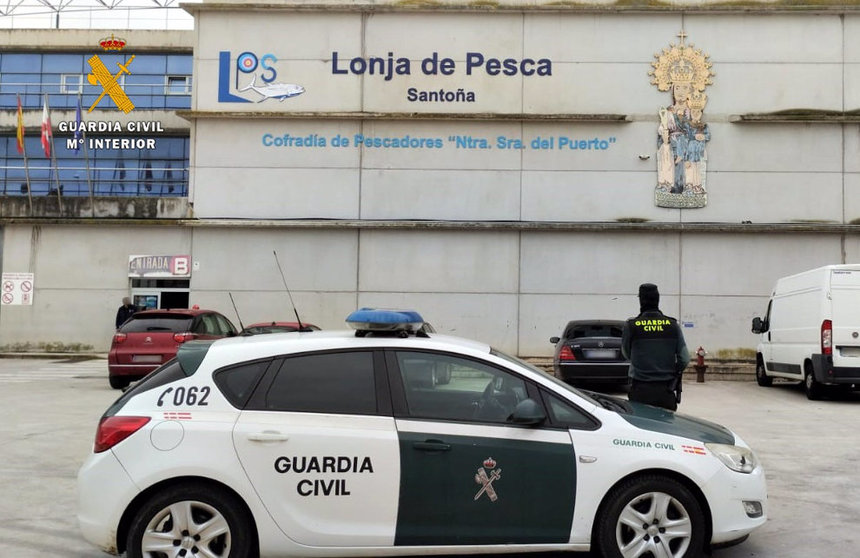 La Guardia Civil junto a la lonja de Santoña