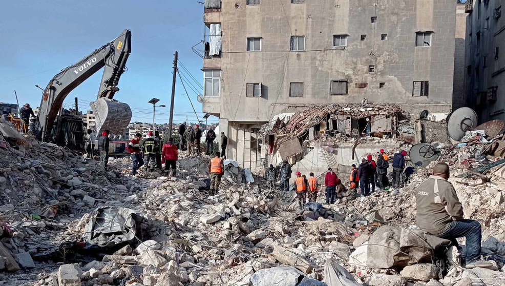 Trabajos de búsqueda y rescate tras el derrumbe de un edificio en la ciudad siria de Alepo por los terremotos.