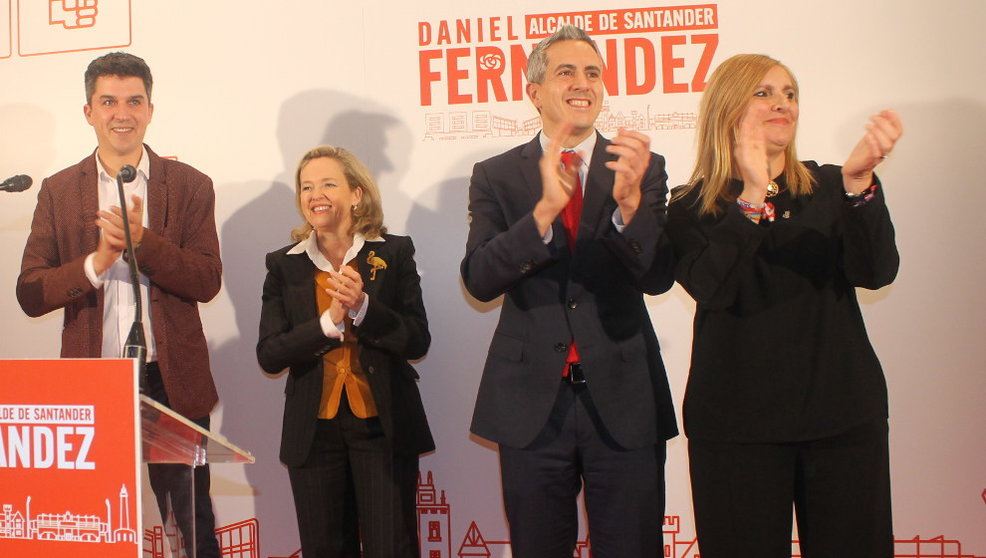 Daniel Fernández, Nadia Calviño, Pablo Zuloaga y Noelia Cobo saludan a los asistentes al acto del PSOE de Santander | Foto: edc