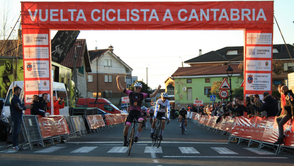 Sergio Fernández, del Goros Bike-Salcedo, gana la Vuelta a Cantabria Máster 2023.  