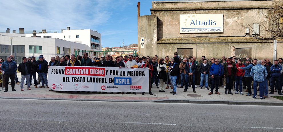 La plantilla de Aspla se concentra frente al Parlamento de Cantabria.

EUROPA PRESS

13/2/2023