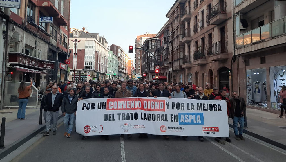 Los trabajadores de Aspla manifestándose en la calles de Torrelavega