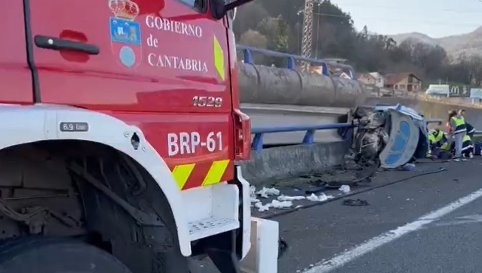 Estado en el que ha quedado el vehículo en el accidente en la A-67 | Foto: 112 Cantabria