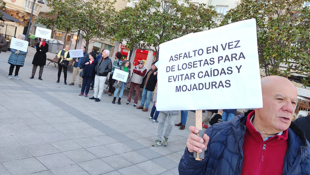 Vecinos del centro de Santander se concentran para protestar contra el exceso de trÃ¡fico y por la falta de espacios peatonales.

EUROPA PRESS

16/2/2023