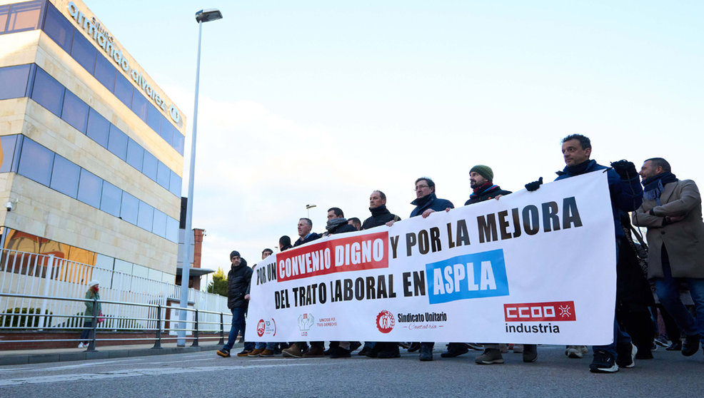 Trabajadores de la empresa Aspla sostienen pancartas durante una manifestación