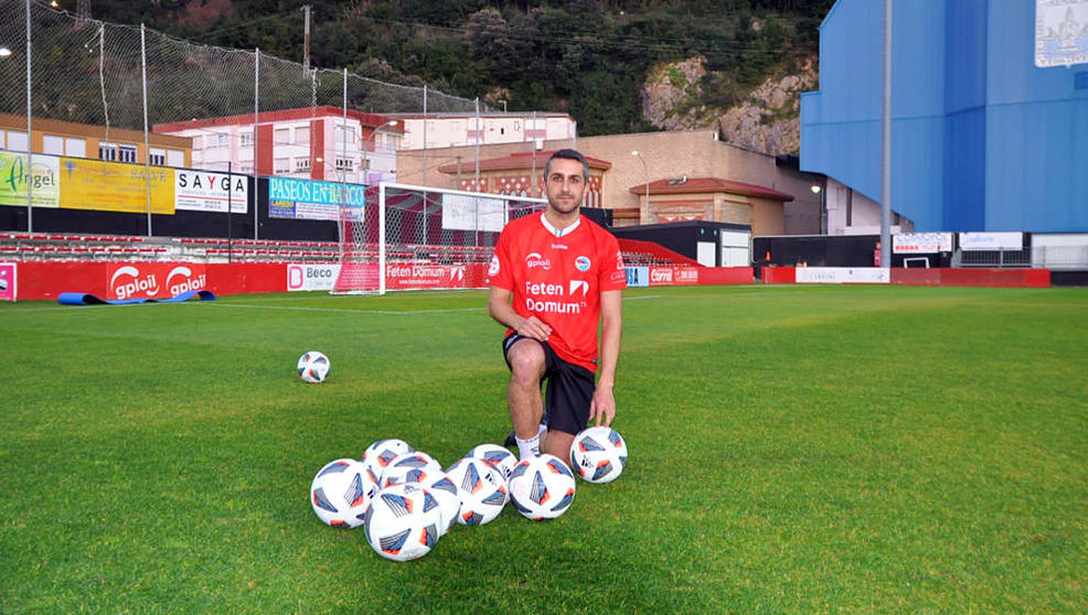 El centrocampista Mikel Álvaro ficha por el CD Laredo