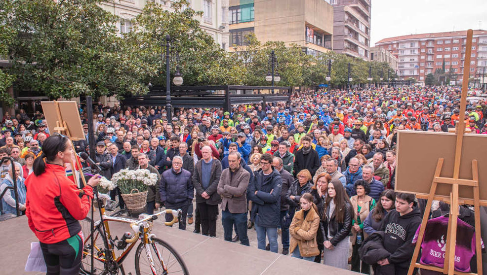 Centenares de personas piden justicia para el ciclista atropellado