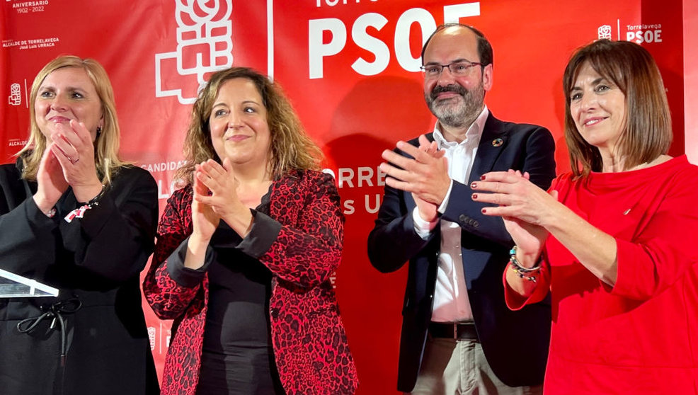 La presidenta del grupo S&D en el Parlamento europeo, Iratxe García (segunda por la izquierda)en un acto del PSOE en Torrelavega