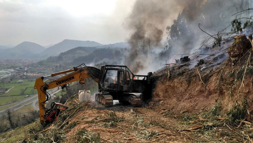 Incendio de maquinaria en una zona de monte de Barros, en Los Corrales de Buelna