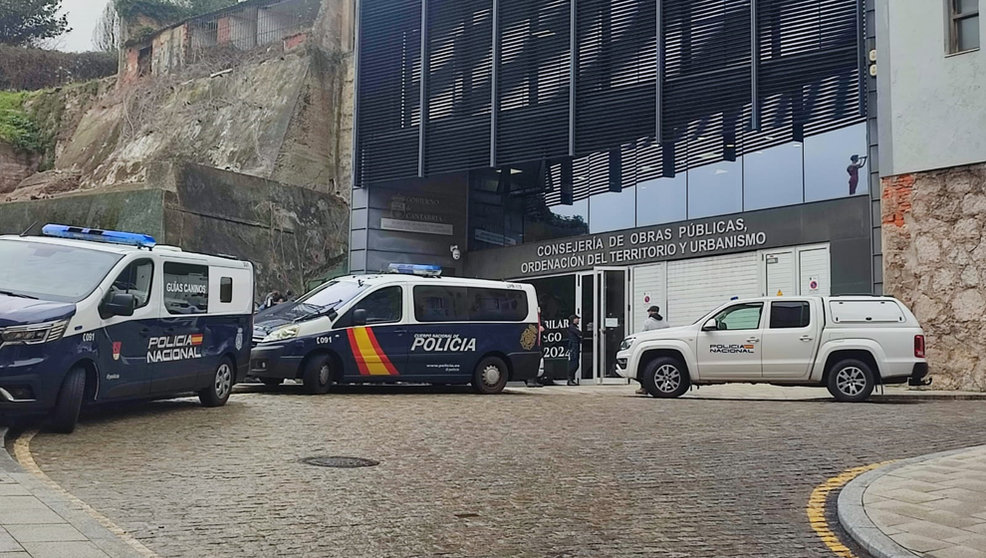 Imágenes de la Policía Nacional en la sede de Obras Publicas de Torrelavegta