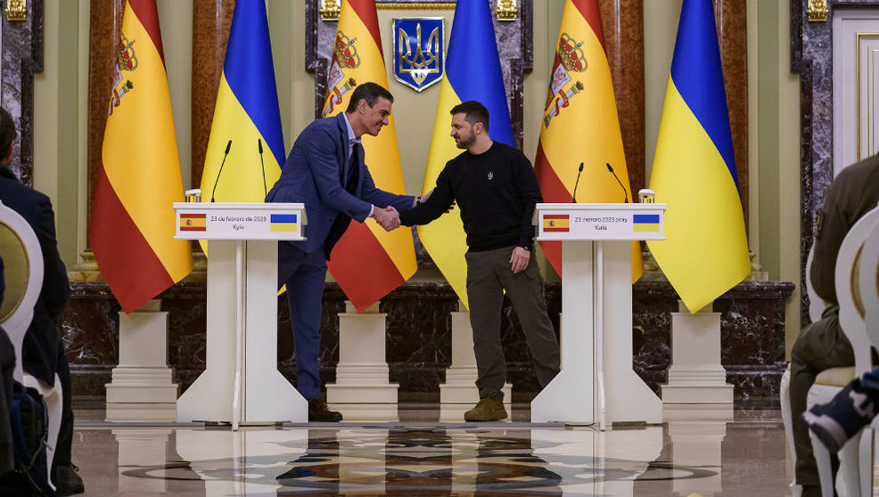 El presidente del Gobierno de España, Pedro Sánchez (i), y el presidente de Ucrania, Volodimir Zelenski (d), se saludan a su llegada al Palacio Mariinski