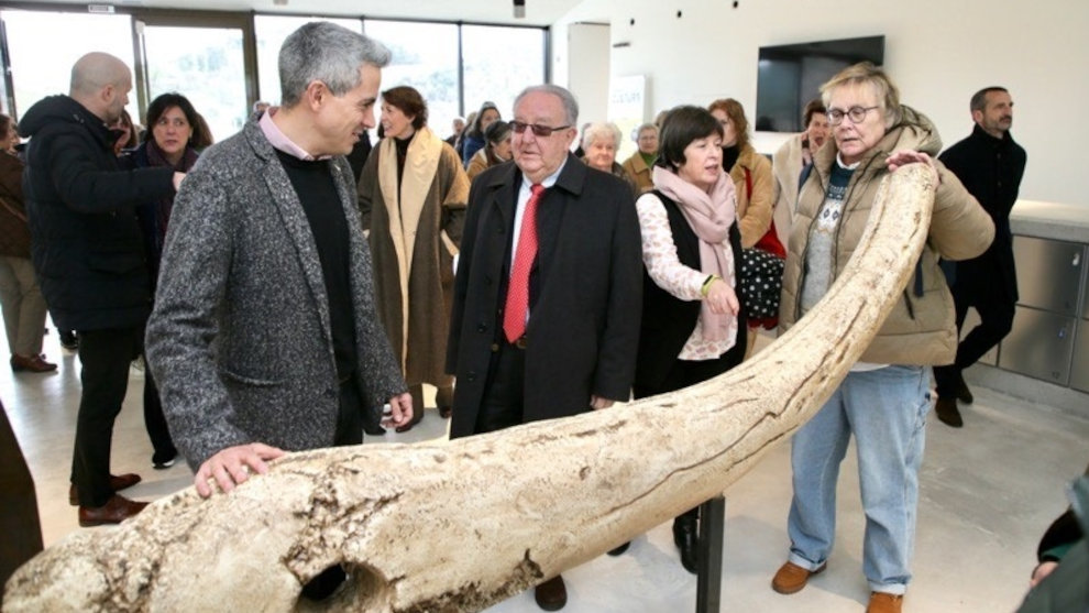 Pablo Zuloaga visita el Centro de Arte Rupestre de Puente Viesgo