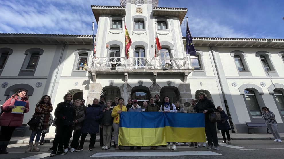 Un grupo de personas sostiene una bandera de Ucrania en Astillero