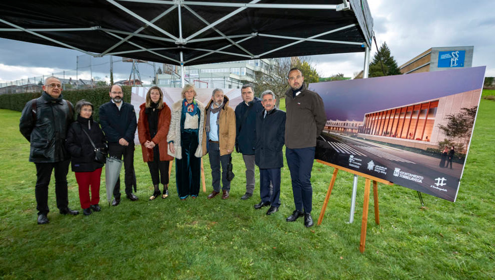 Foto de familia de las autoridades presentes junto con los arquitectos adjudicatarios de la redacción del proyecto