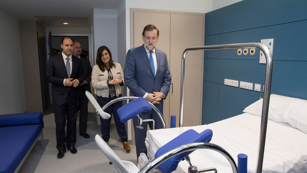Visita de Mariano Rajoy (der.), Ignacio Diego (izq.) y María José Sáenz de Buruaga a las nuevas instalaciones de Valdecillas construidas por Ferrovial y SIEC