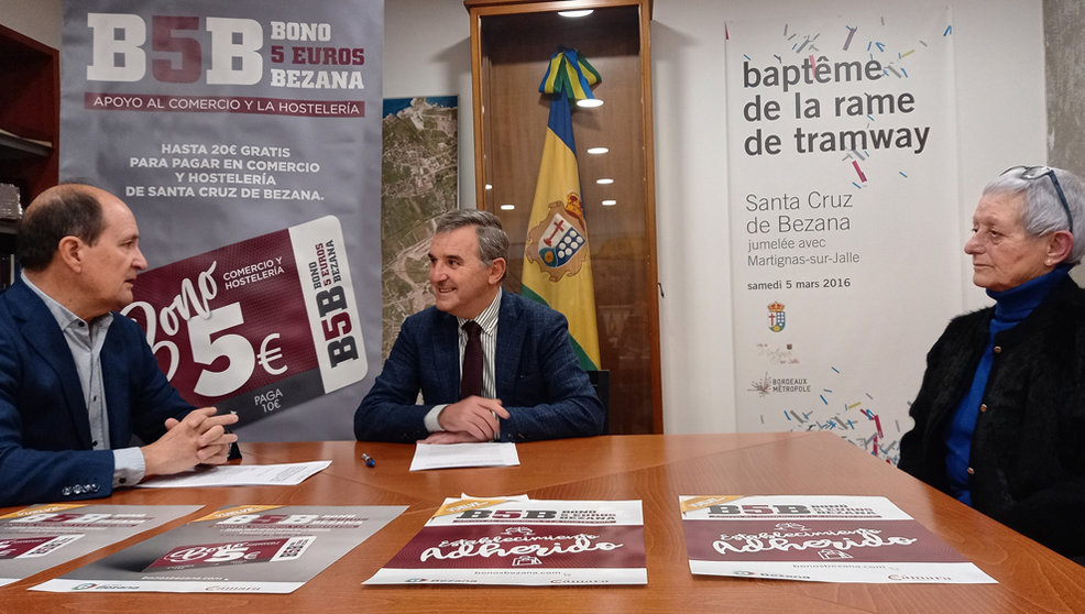 Presentación de la campaña 'Bono 5 euros Bezana' de apoyo al comercio y la hostelería local.