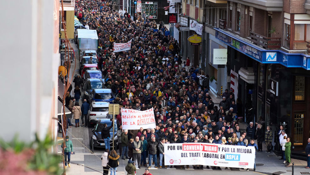 Centenares de personas se manifiestan por las calles de Torrelavega