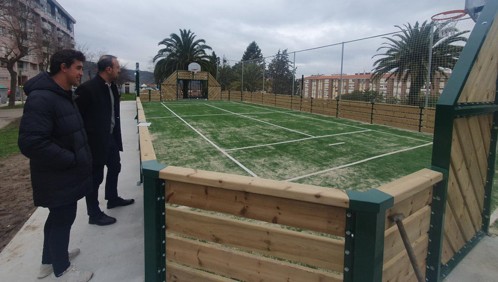 El alcalde, Javier López Estrada, y el concejal de Deportes, Nacho González, visitan la nueva pista de la Plaza de las Autonomías