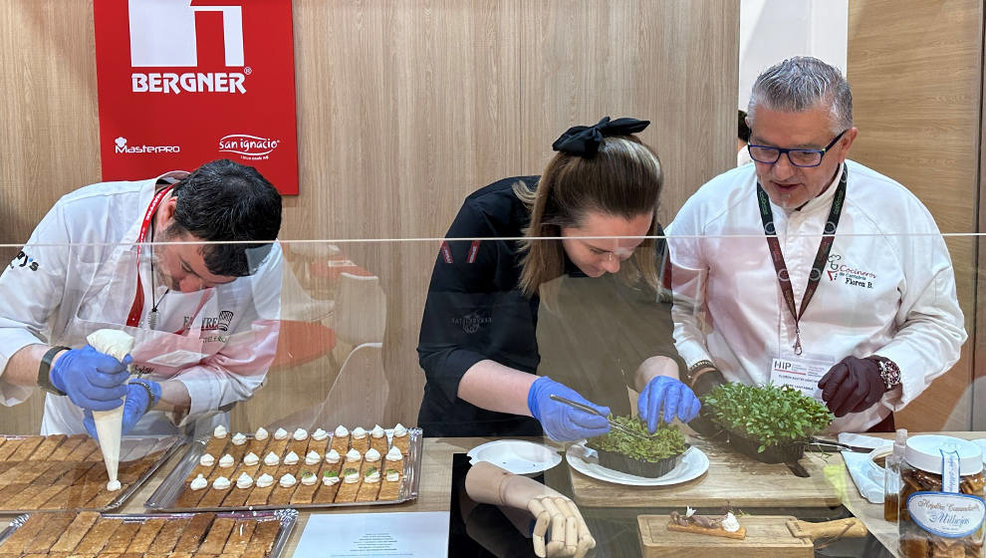 El presidente de la Asociación de Cocineros de Cantabria, Floren Bueyes (der.), ofreció un Show Cooking ayudado por Eduardo Chapero (izq.), de confitería Milhojas y Patry Rodríguez (centro), pastelera de taberna del Herrero