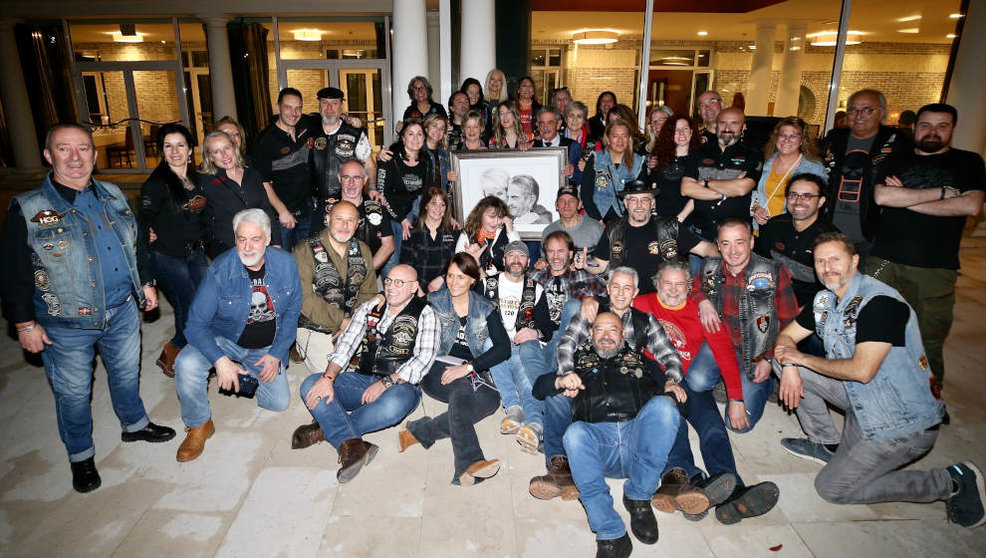 Participantes en la XII concentración nacional de Harley-Davidson Costa Cantábrica con el presidente de Cantabria, Miguel Ángel Revilla