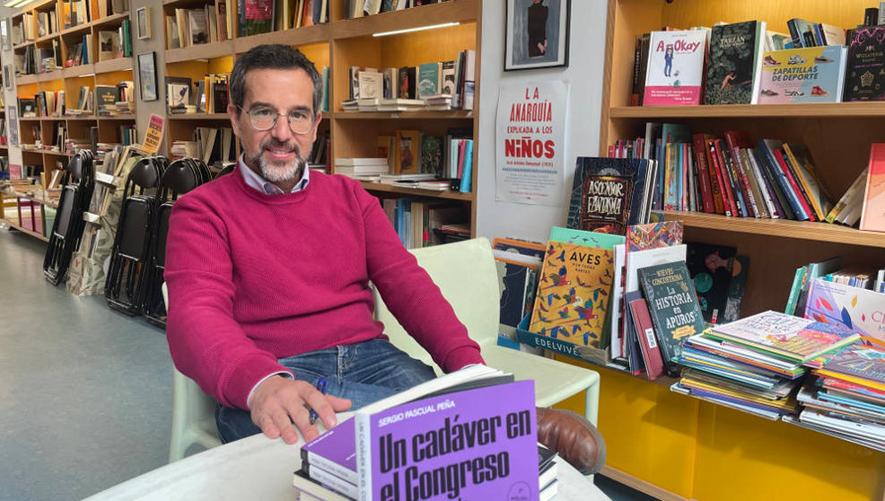 El exsecretario de Organización de Podemos, Sergio Pascual, con el libro 'Un cadáver en el Congreso' | Foto: edc