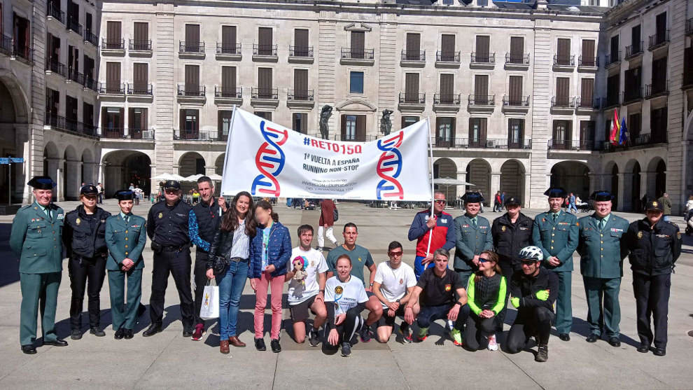 Celebración del reto solidario 15Q en la plaza Porticada de Santander